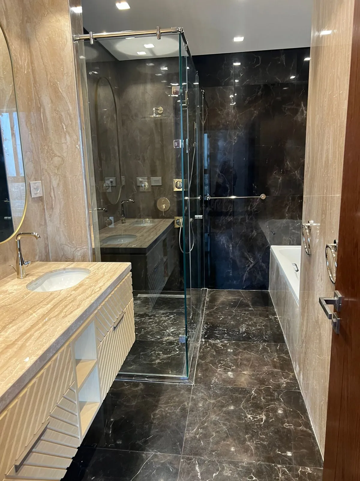 شقة للبيع في أبراج أيون في مدينة السادس من أكتوبر بمساحة 337 م² تتكون من 4 غرف