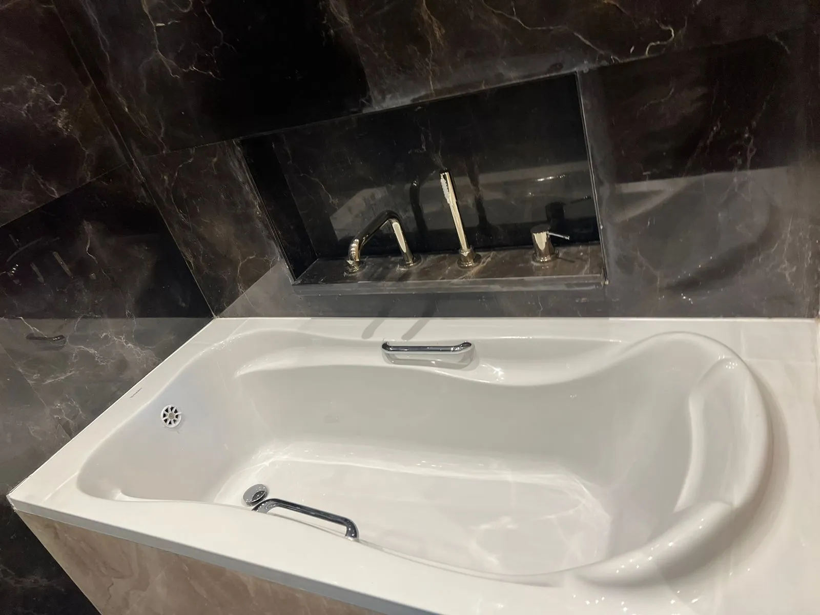 شقة للبيع في أبراج أيون في مدينة السادس من أكتوبر بمساحة 337 م² تتكون من 4 غرف