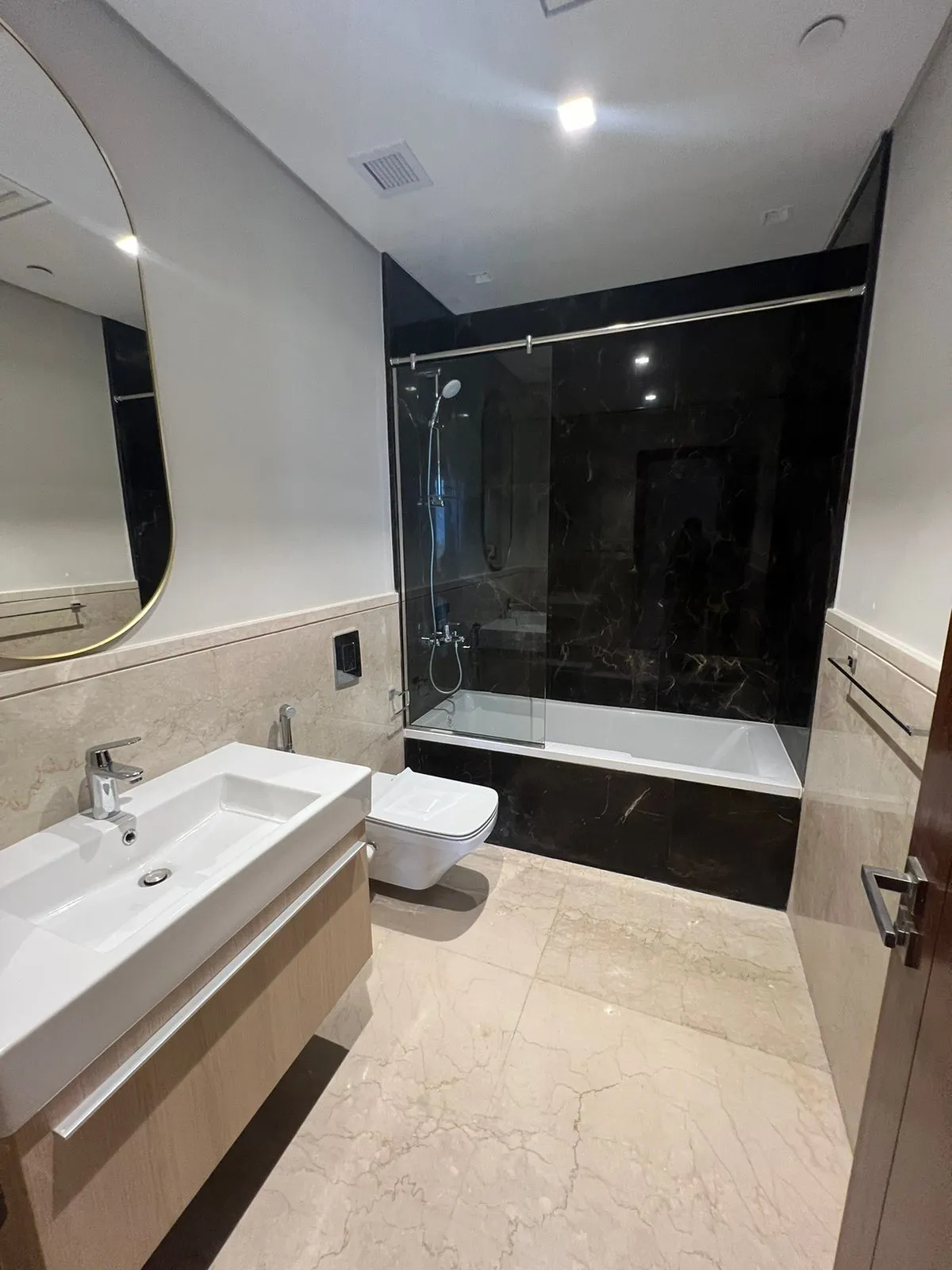 شقة للبيع في أبراج أيون في مدينة السادس من أكتوبر بمساحة 337 م² تتكون من 4 غرف