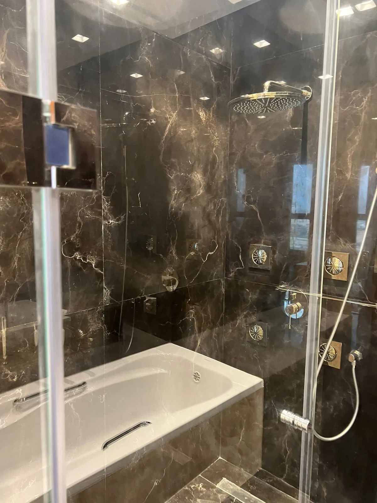 شقة للبيع في أبراج أيون في مدينة السادس من أكتوبر بمساحة 337 م² تتكون من 4 غرف