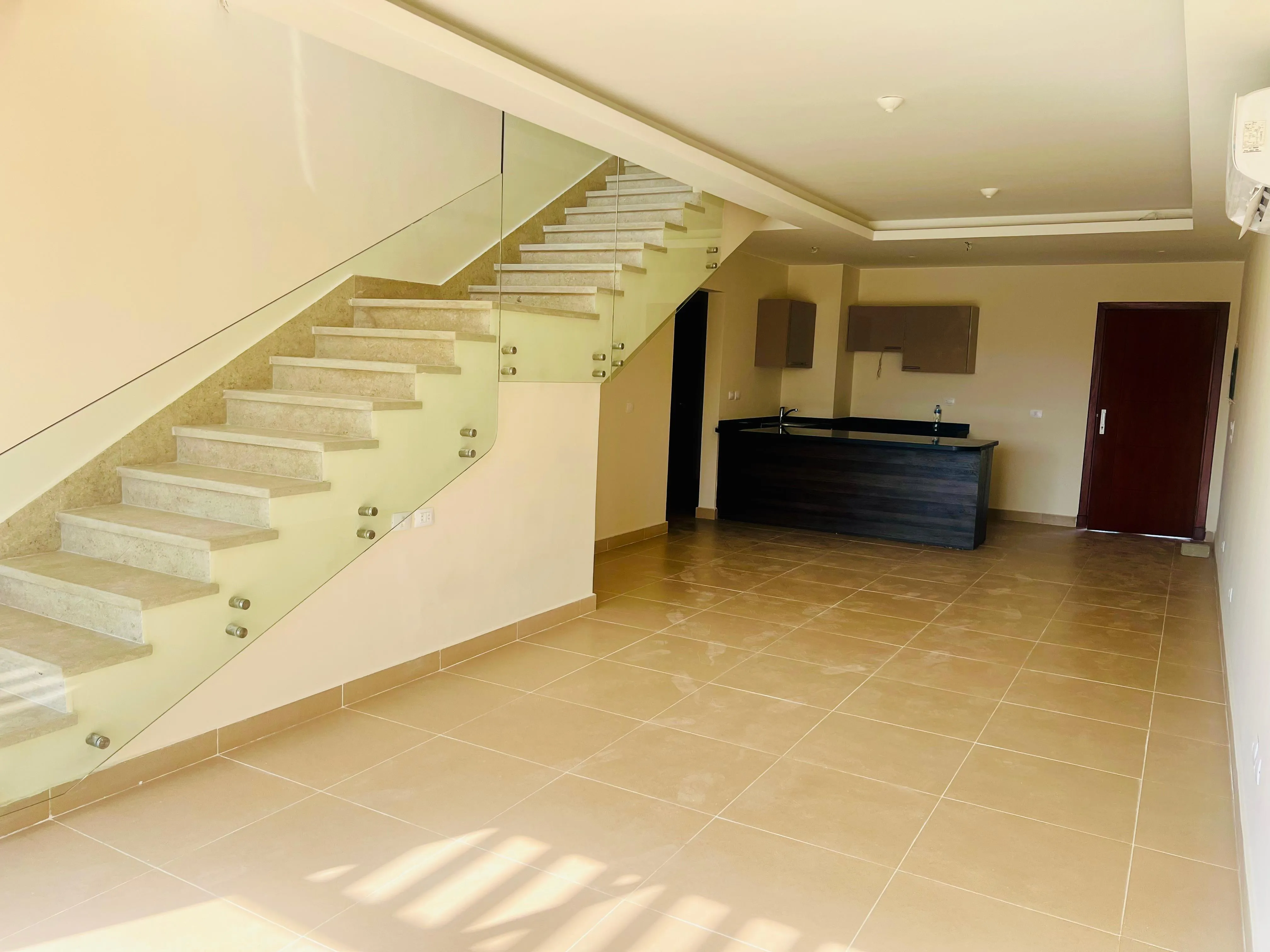  للبيع في أزها في  بمساحة 0 م² تتكون من 0 غرف