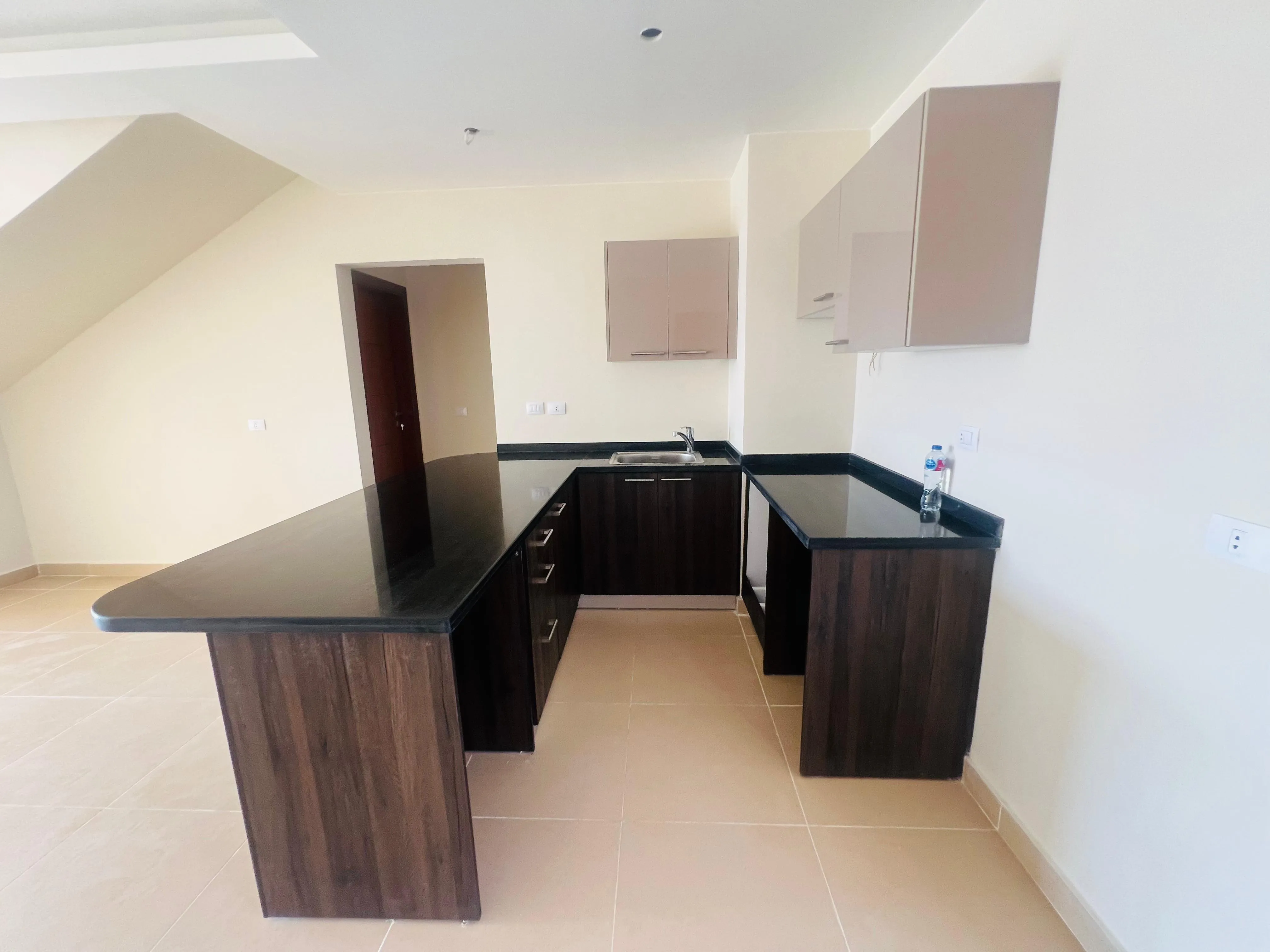  للبيع في أزها في  بمساحة 0 م² تتكون من 0 غرف