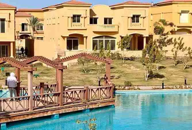 فيلا للبيع في رويال ميدوز الشيخ زايد في الشيخ زايد بمساحة 0 م² تتكون من 5 غرف