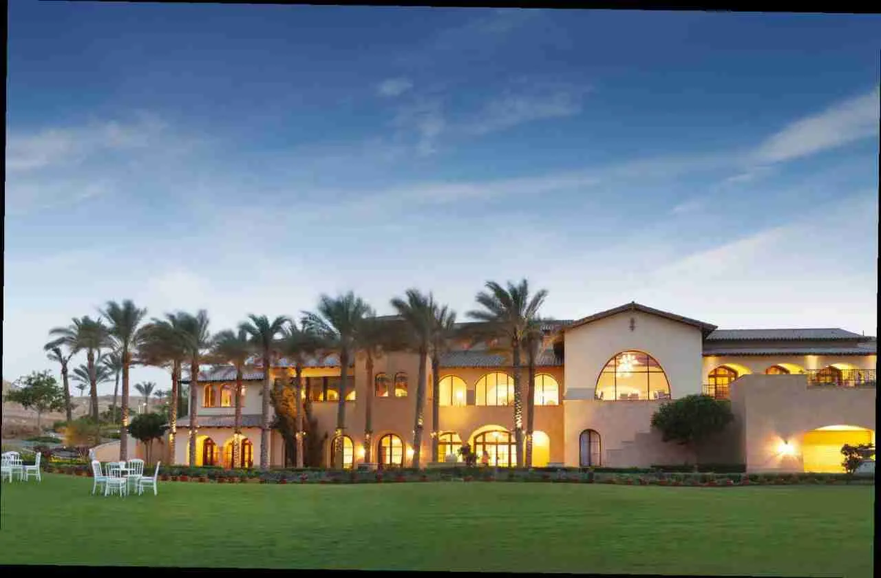 توين هاوس للبيع في أب تاون كايرو في مقطم بمساحة 0 م² تتكون من 4 غرف