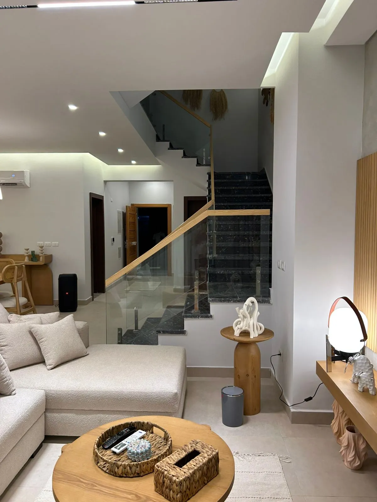  للبيع في مزارين في  بمساحة 0 م² تتكون من 0 غرف