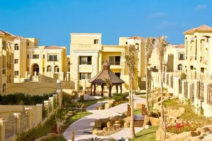 Twinhouse for sale in Fountain Park in New Cairo of 378 m² with 3 bedrooms