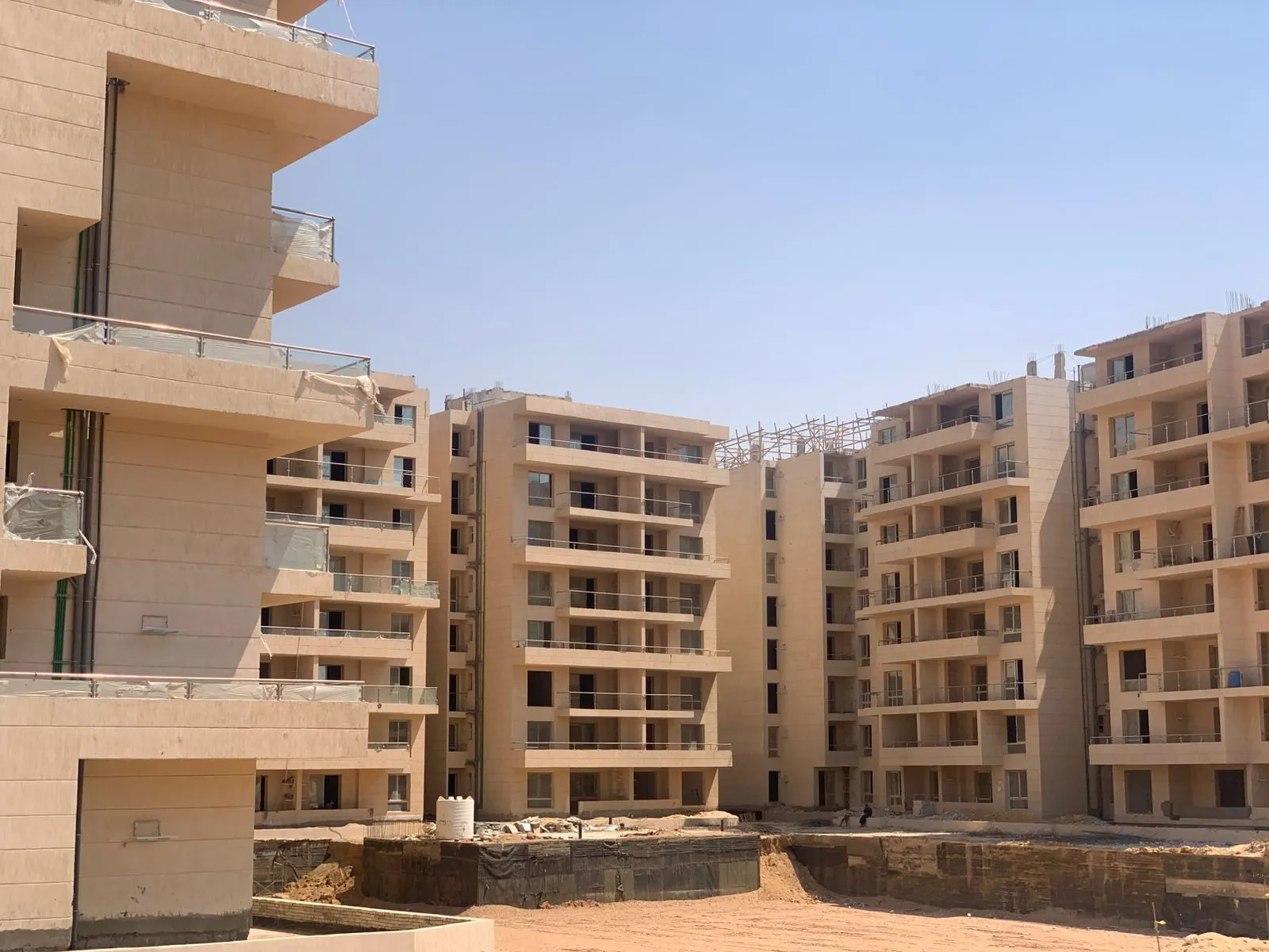 للبيع في دى جويا 1 ستريب مول في بمساحة 0 م² تتكون من 0 غرف