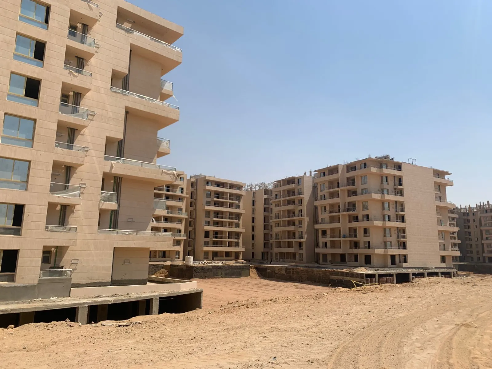 للبيع في دى جويا 1 ستريب مول في بمساحة 0 م² تتكون من 0 غرف