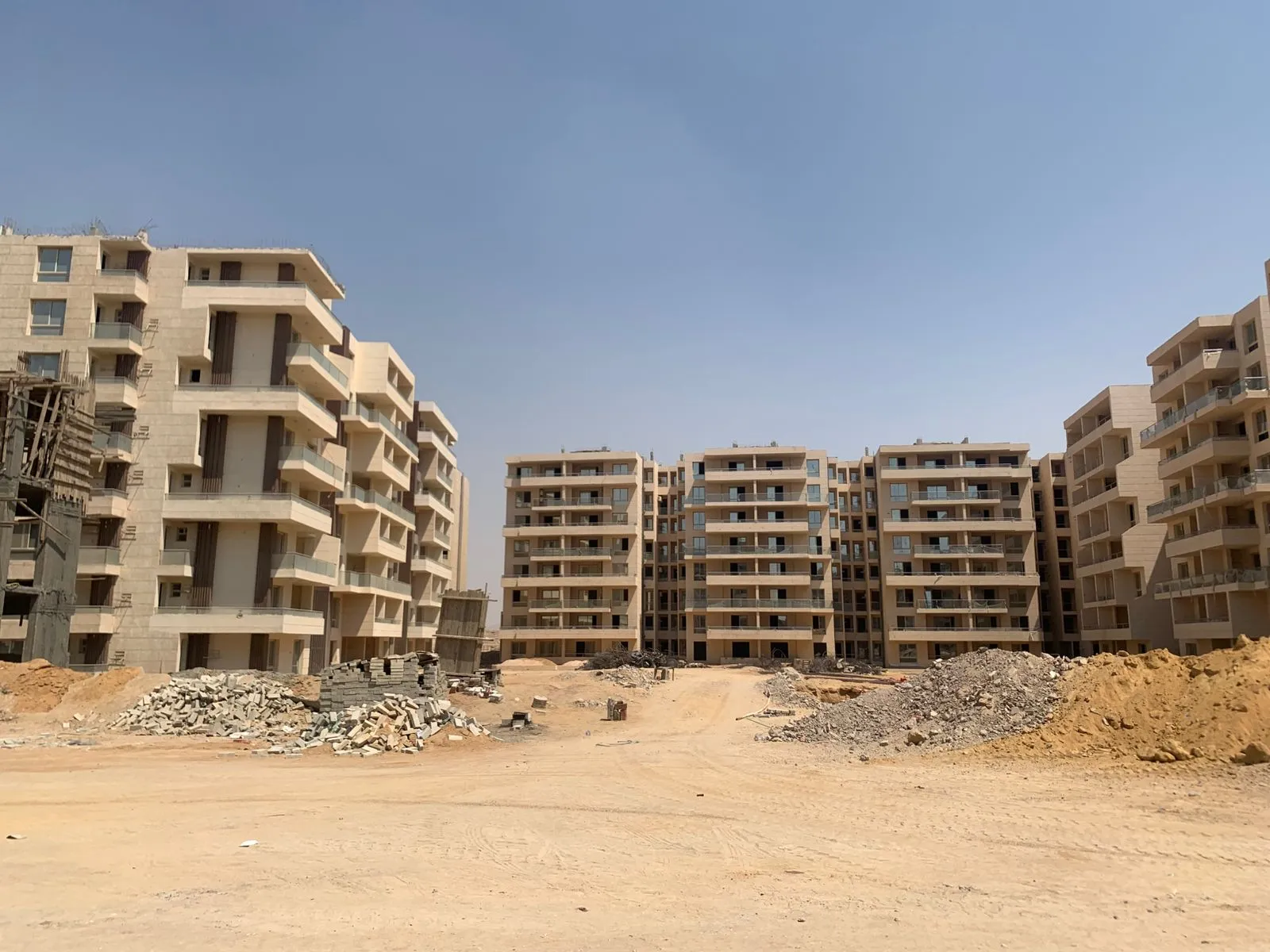 للبيع في دى جويا 1 ستريب مول في بمساحة 0 م² تتكون من 0 غرف