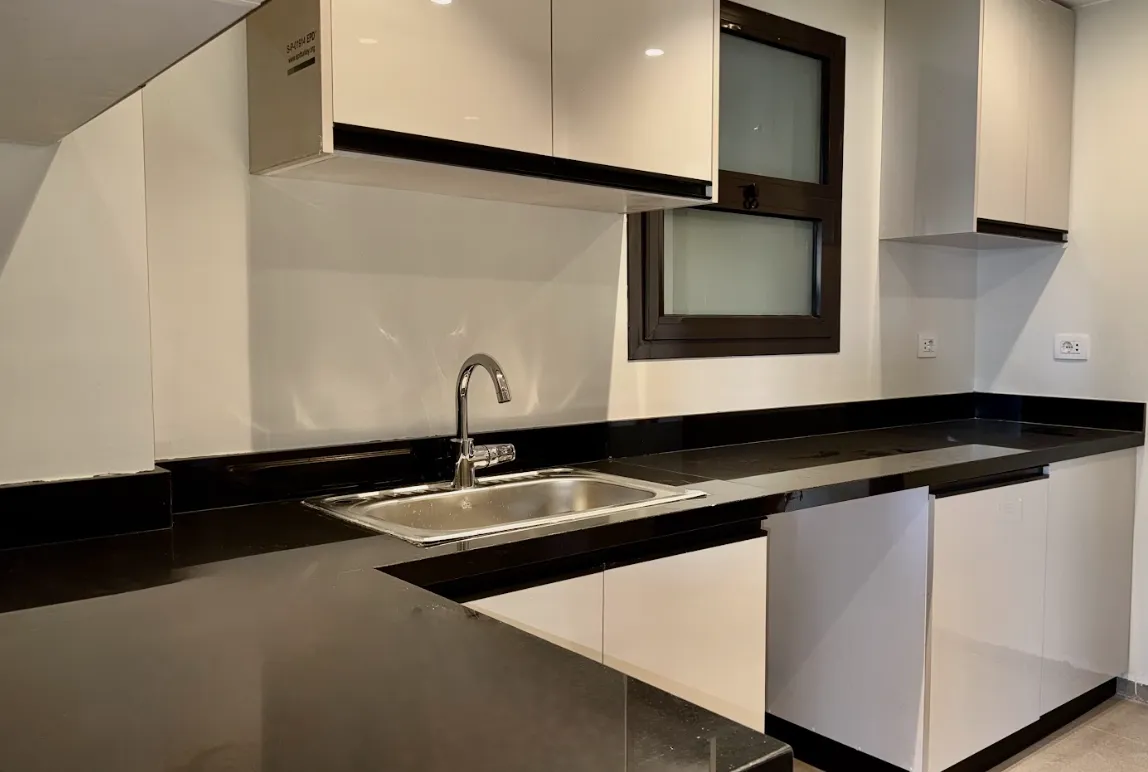  للبيع في ايست تاون في  بمساحة 0 م² تتكون من 0 غرف